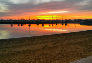Mooie zonsondergang aan het strand bij Flower Camping Le Pré des Sables, Pays de la Loire, Frankrijk.