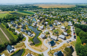 Luchtfoto van vakantiepark De Klepperstee met huisjes, waterpartijen en groene velden in Zuid-Holland.