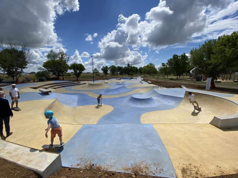 Kinder fahren Skateboard auf einer modernen Skateanlage im Flower Camping Le Pré des Sables, Frankreich.