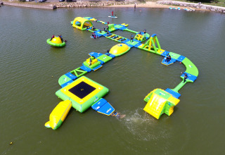 Opblaasbaar waterparcours op het meer bij Flower Camping Le Pré des Sables, Pays de la Loire, Frankrijk.