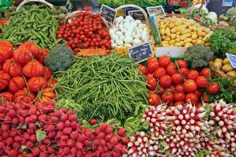 Un'esposizione colorata di verdure fresche al mercato di Flower Camping Le Pré des Sables, Pays de la Loire.