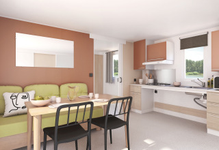 Soggiorno e cucina luminosi e moderni con tavolo, sedie e divano a Flower Camping Le Pré des Sables.