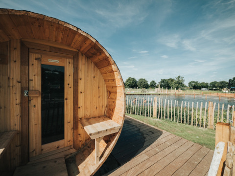 Sauna mit Blick auf den Schwimmteich - De Klepperstee - Ouddorp, Zeeland, Niederlande