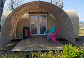 Coco Sweet safaritent bij Flower Camping Le Pré des Sables in Frankrijk, met kleurrijke stoelen op het terras.