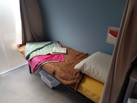 Interieur van een eenpersoonsbed in een Coco Sweet safaritent bij Flower Camping Le Pré des Sables, Frankrijk.