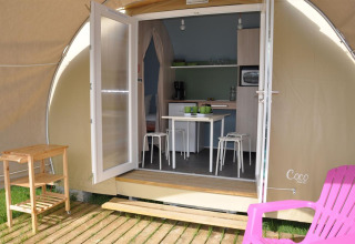 Interieur van een Coco Sweet safaritent bij Flower Camping Le Pré des Sables in Frankrijk, met eethoek.
