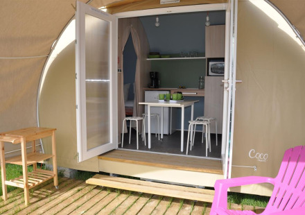 Interieur van een Coco Sweet safaritent bij Flower Camping Le Pré des Sables in Frankrijk, met eethoek.