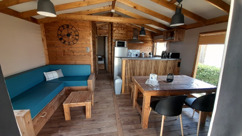 Interieurfoto van Cabane lodge Sweet Flower Premium met houten meubels bij Flower Camping Le Pré des Sables in Frankrijk.