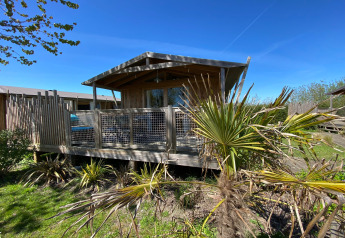 Cabane lodge Sweet Flower Premium en Flower Camping Le Pré des Sables, Francia, vista en un día soleado.