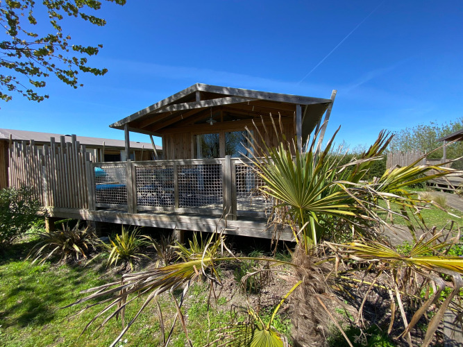 Cabane lodge Sweet Flower Premium at Flower Camping Le Pré des Sables in France on a clear sunny day.