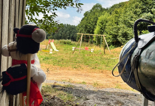 Vista de un parque infantil y caballos de palo en Feather Down Ecuries de Gapennes en Hauts-de-France.
