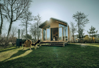 Wikkelhouse met terrasje op gras - De Klepperstee - Ouddorp, Zeeland, Nederland