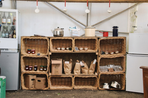 Cestini con prodotti locali e barattoli sugli scaffali all’interno dello shop di Feather Down Ecuries de Gapennes.