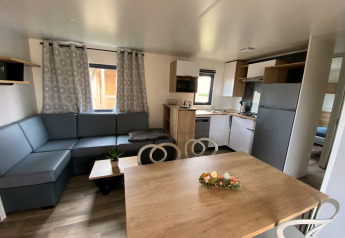 Interieur van Stacaravan Premium bij Flower Camping Le Pré des Sables in Frankrijk met modern design.