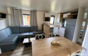Interior de Stacaravan Premium en Flower Camping Le Pré des Sables, Francia, con decoración moderna.