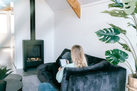 Lezen in wellness lodge - Vakantiepark de IJsvogel - Voorthuizen, Gelderland, Nederland