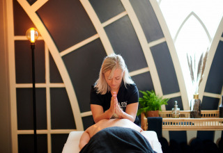 Ontspannende massagebehandeling in een sfeervolle ruimte, een van de hoogtepunten van Holiday Park De IJsvogel.