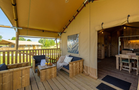 Veranda coperta in legno alla Safarilodge Gazelle, Vakantiepark IJsselhof, Olanda, con area relax.