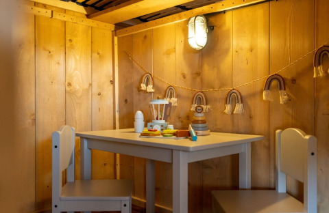 Kinderbereich im Safarilodge Gazelle im Vakantiepark IJsselhof mit Spielzeug und gemütlicher Beleuchtung.