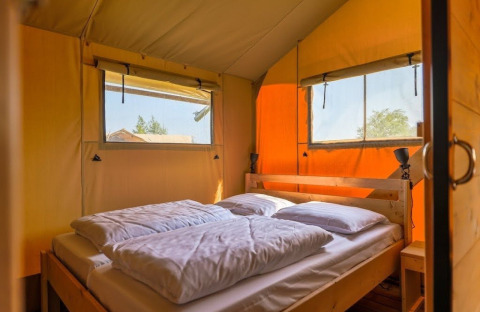 Innenraum eines Safarilodge Gazelle Safari-Zeltes mit Doppelbett im Vakantiepark IJsselhof, Niederlande.