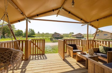 Udsigt fra terrasse i Safarilodge Impala, Vakantiepark IJsselhof, Holland med komfortable siddepladser.