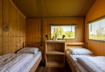 Interno della tenda safari Safarilodge Impala con due letti singoli al Vakantiepark IJsselhof, Paesi Bassi.