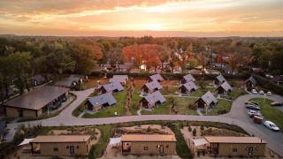 Overzicht park oranje lucht - Vakantiepark de IJsvogel - Voorthuizen, Gelderland, Nederland