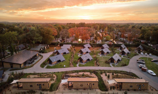 Overzicht park oranje lucht - Vakantiepark de IJsvogel - Voorthuizen, Gelderland, Nederland