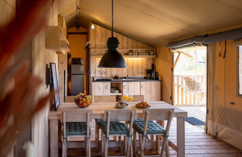 Innenaufnahme eines luxuriösen Safarizeltes im Safarilodge Impala im Vakantiepark IJsselhof, Niederlande.