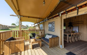 Veranda esterna di Safarilodge Impala al Vakantiepark IJsselhof nei Paesi Bassi con arredi in legno.