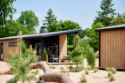 Vue d'ensemble pavillon de sable dans la verdure -Vakantiepark de IJsvogel - Voorthuizen, Gelderland, Pays-Bas