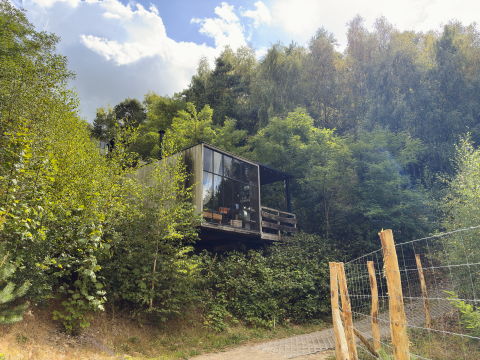 Hytte med glasfacade og veranda i skoven, vandkabine med varmt karbad, Cosy Cabins, Limburg, Belgien.