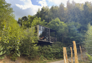Hytte med glasfacade og veranda i skoven, vandkabine med varmt karbad, Cosy Cabins, Limburg, Belgien.