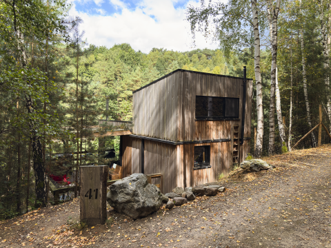 Moderne træhytte Comfort Sweet med udendørs boblebad i en fredelig skov i Limburg, Belgien.