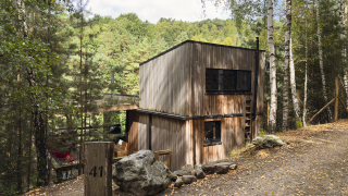 Moderne houten cabin Comfort Sweet met hot tub, gelegen in het rustige Limburgse bos in België.