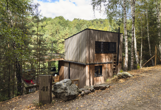 Cabaña moderna Comfort Sweet de madera con jacuzzi en el tranquilo bosque de Limburg, Bélgica.