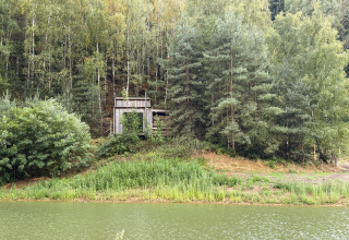 Cabane avec bain à remous dans la forêt de Limbourg, Belgique, Comfort Sweet, vue depuis l'étang.