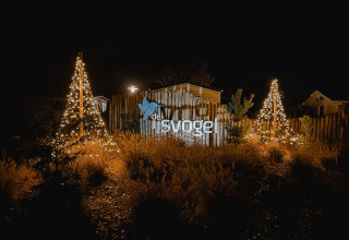 Feestelijke verlichting bij de ingang van Vakantiepark De IJsvogel in Gelderland, Nederland, ’s nachts.
