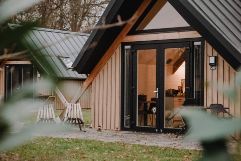 Stemningsbillede forfra wellness lodge - Vakantiepark de IJsvogel - Voorthuizen, Gelderland, Holland