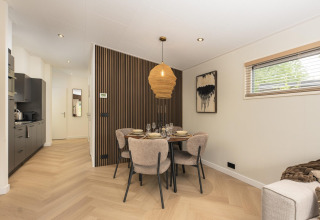 Moderne eethoek in Loevestein Deluxe met hottub en sauna op Veluwepark de Bosgraaf, Nederland.