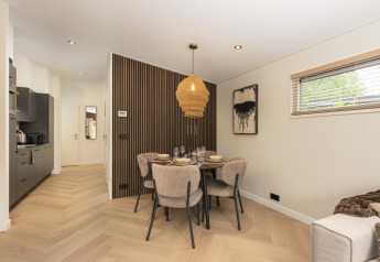 Comedor moderno en Loevestein Deluxe con jacuzzi y sauna en Veluwepark de Bosgraaf, Países Bajos.