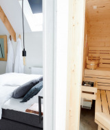 Slaapkamer en sauna wellness lodge - Vakantiepark de IJsvogel - Voorthuizen, Gelderland, Nederland