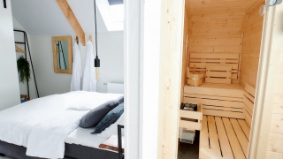 Slaapkamer en sauna wellness lodge - Vakantiepark de IJsvogel - Voorthuizen, Gelderland, Nederland