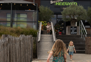 Twee kinderen spelen bij Brasserie Keelven op Feather Down Het Keelven vakantiepark in Noord-Brabant, Nederland.