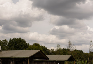 Tiendas de campaña en Feather Down Het Keelven, parque vacacional en North-Brabant, Países Bajos, bajo nubes grises.