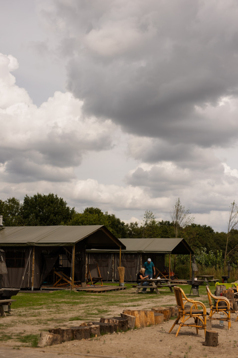 Tentes de Feather Down Het Keelven, parc de vacances en North-Brabant, Pays-Bas, sous un ciel nuageux.
