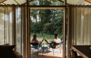 Vue intérieure du Wrap house au Resort de Parel, avec deux personnes détendues sur la terrasse extérieure.