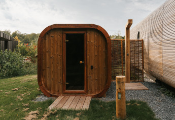 Sauna extérieur en bois au Wrap house avec baignoire au Resort de Parel aux Pays-Bas, vue nature.
