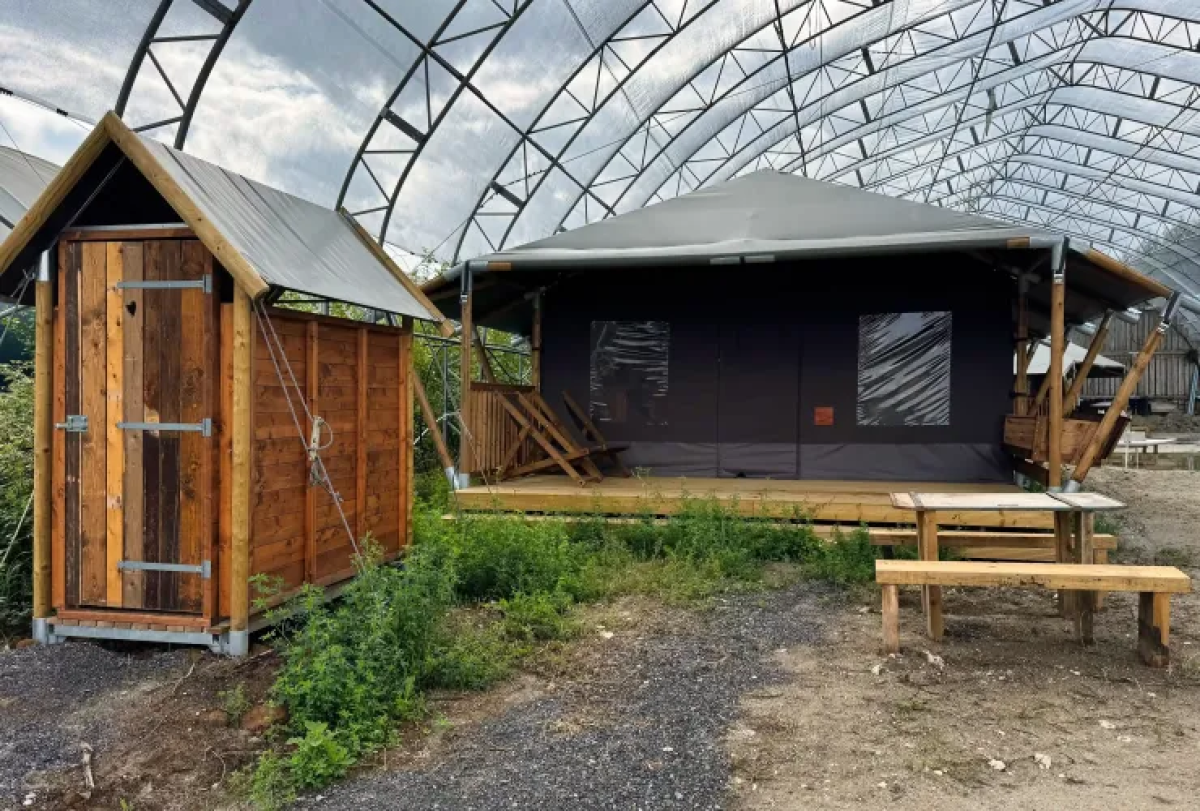 Overkapt Tenthuisje met warme privédouche naast de tent