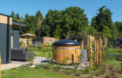 Essenburgh Deluxe lodge met hot tub bij Veluwepark de Bosgraaf in Nederland, modern en groen gelegen.